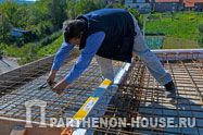 Строительство дома из керамических поризованных блоков. Армирование перекрытия цокольного этажа.